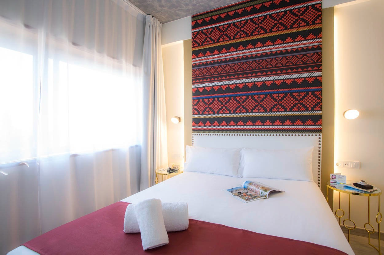 Gemütliches Doppelzimmer im Casual Inca Porto, mit Musterkopfteil und modernen Annehmlichkeiten. Zentrales Hotel in Porto.