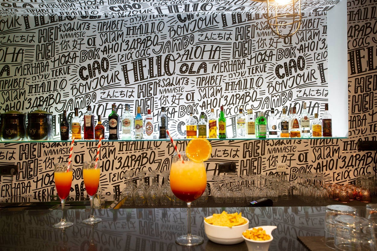 Casual Pop Art Benidorm: Hotel im Pop-Art-Stil in Benidorm mit Getränken und Wandmalereien.