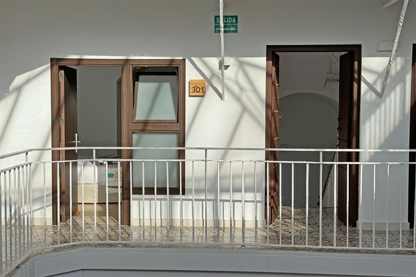 een balkon in een gebouw met de nummer 301 aan de muur