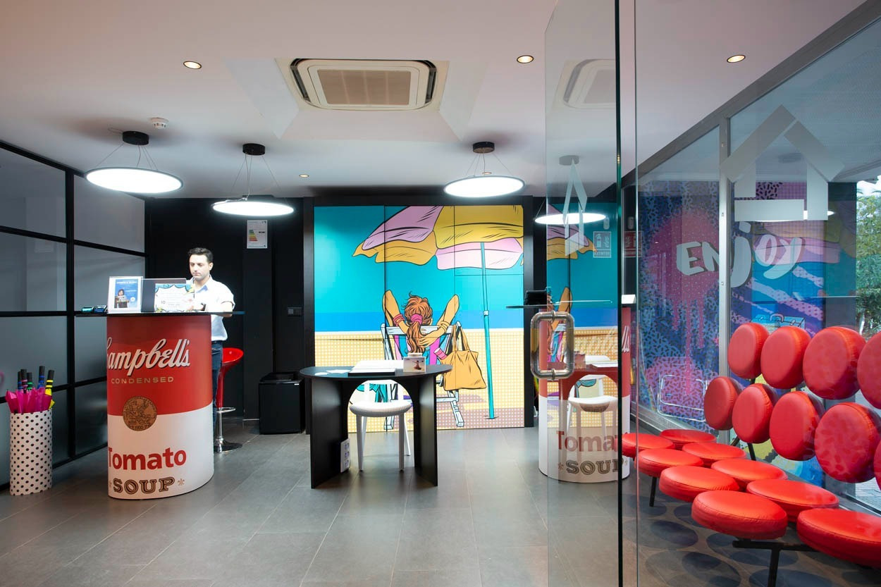 Casual Pop Art Benidorm: Einzigartiger Hotel-Empfang im Campbell's Suppen-Design. Erleben Sie Pop-Art-Flair.