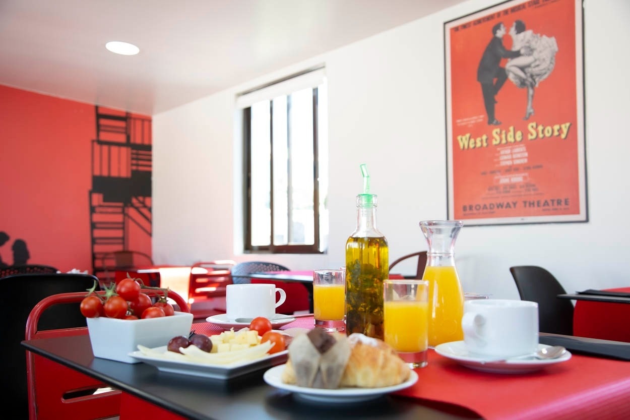 Gemütliches Frühstück im Casual del Teatro Madrid – Boutique-Hotel nahe Gran Vía mit Postern.
