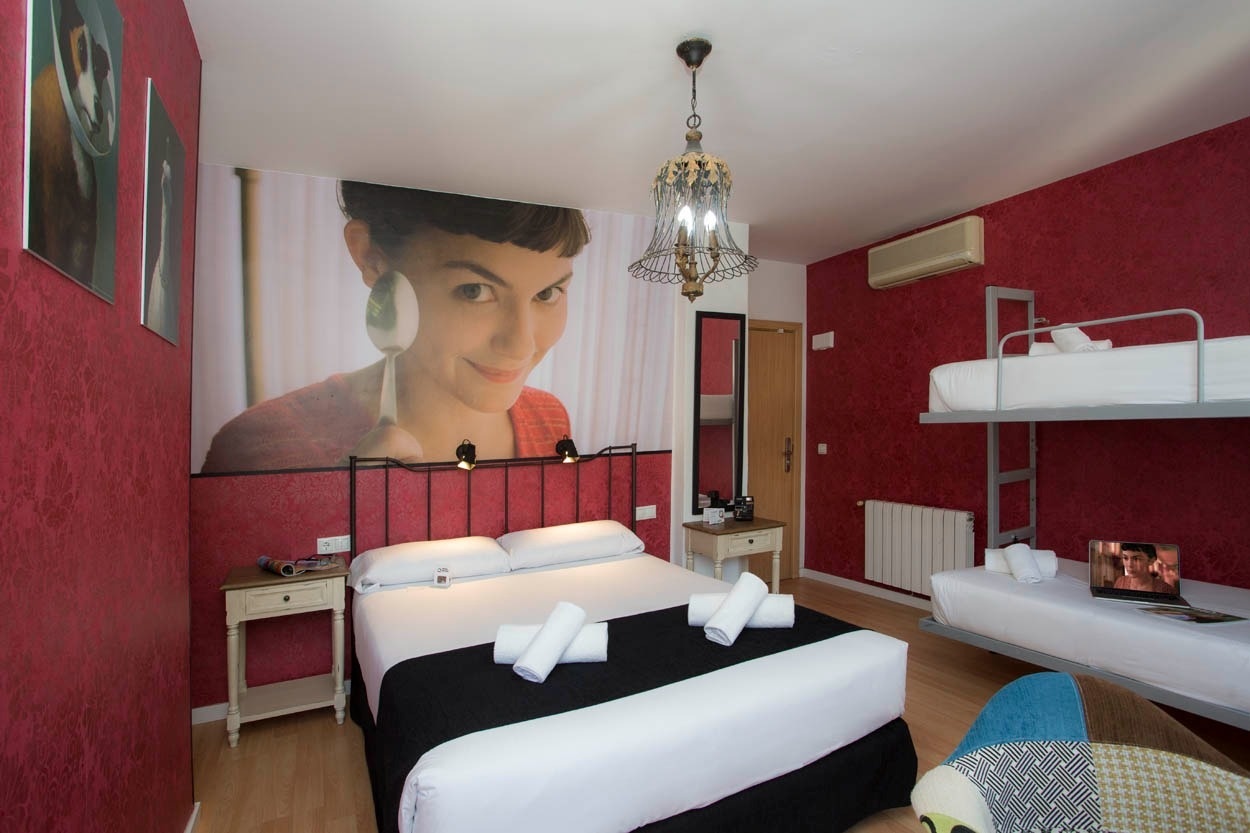 Kinderzimmer im Casual del Cine Valencia: Etagenbetten, Doppelbett & Filmdekor. Buchen Sie Ihr Themenhotel in Valencia!