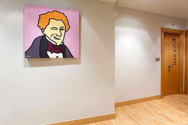 a hallway with a door that says jesus curidi on it