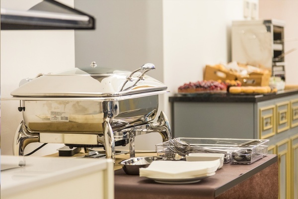 una bandeja de comida de acero inoxidable está sobre una mesa
