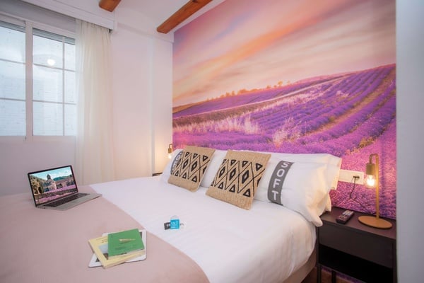 una habitación con una cama y una computadora portátil