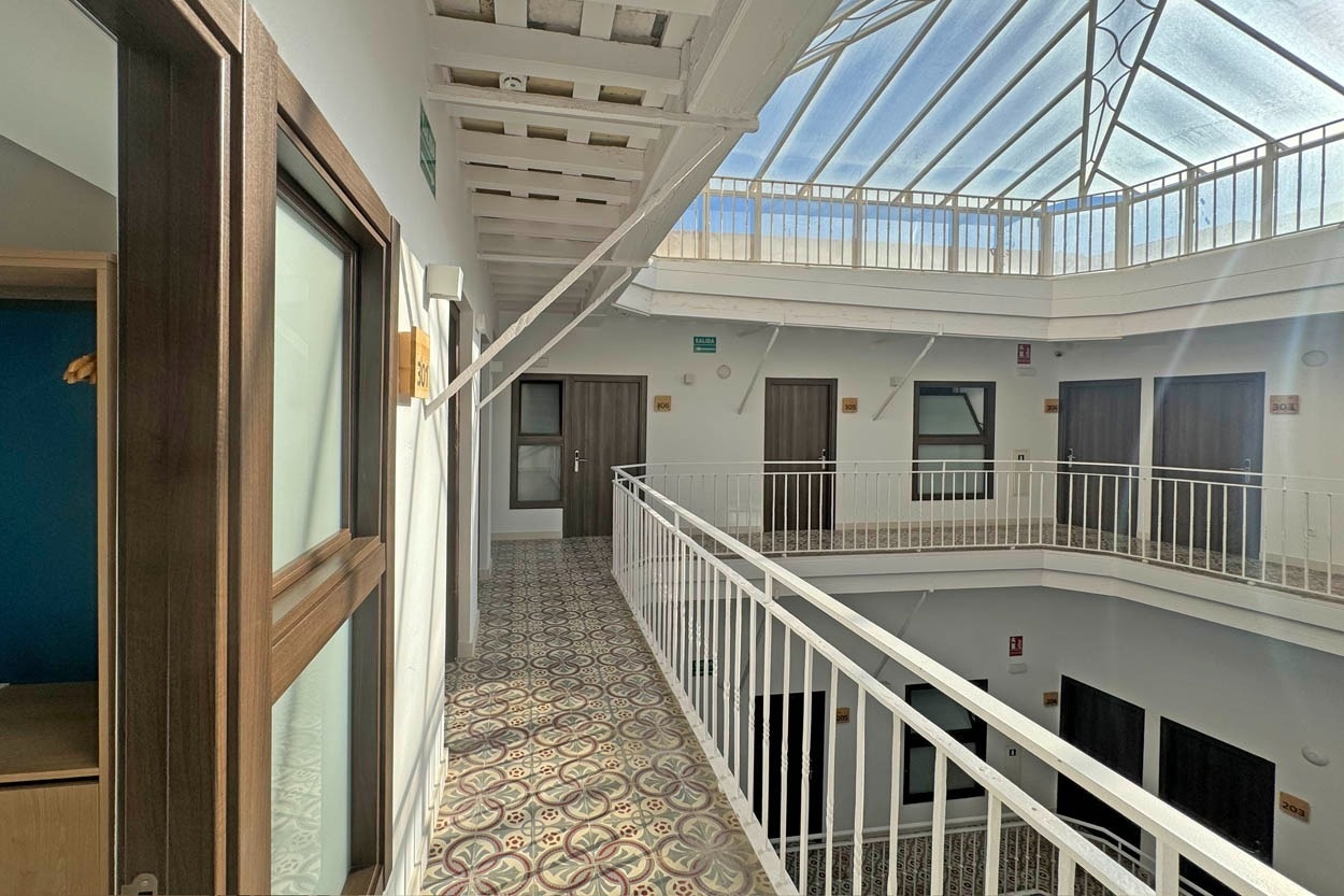 Gang mit gemustertem Boden im Casual con Duende Cádiz - Hotel im historischen Zentrum von Cádiz | Casual Hoteles