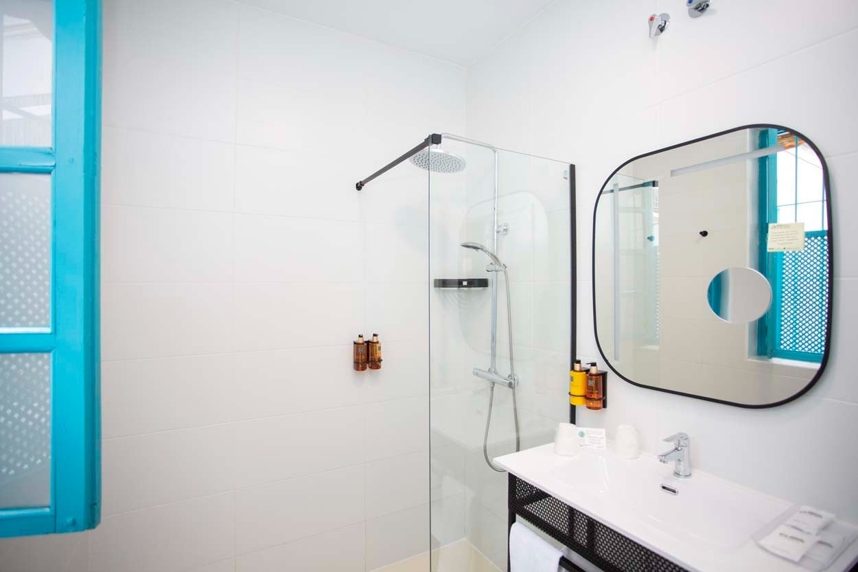 Modernes Duschbad im Casual de las Letras Sevilla – stilvolles Hotel in Sevilla