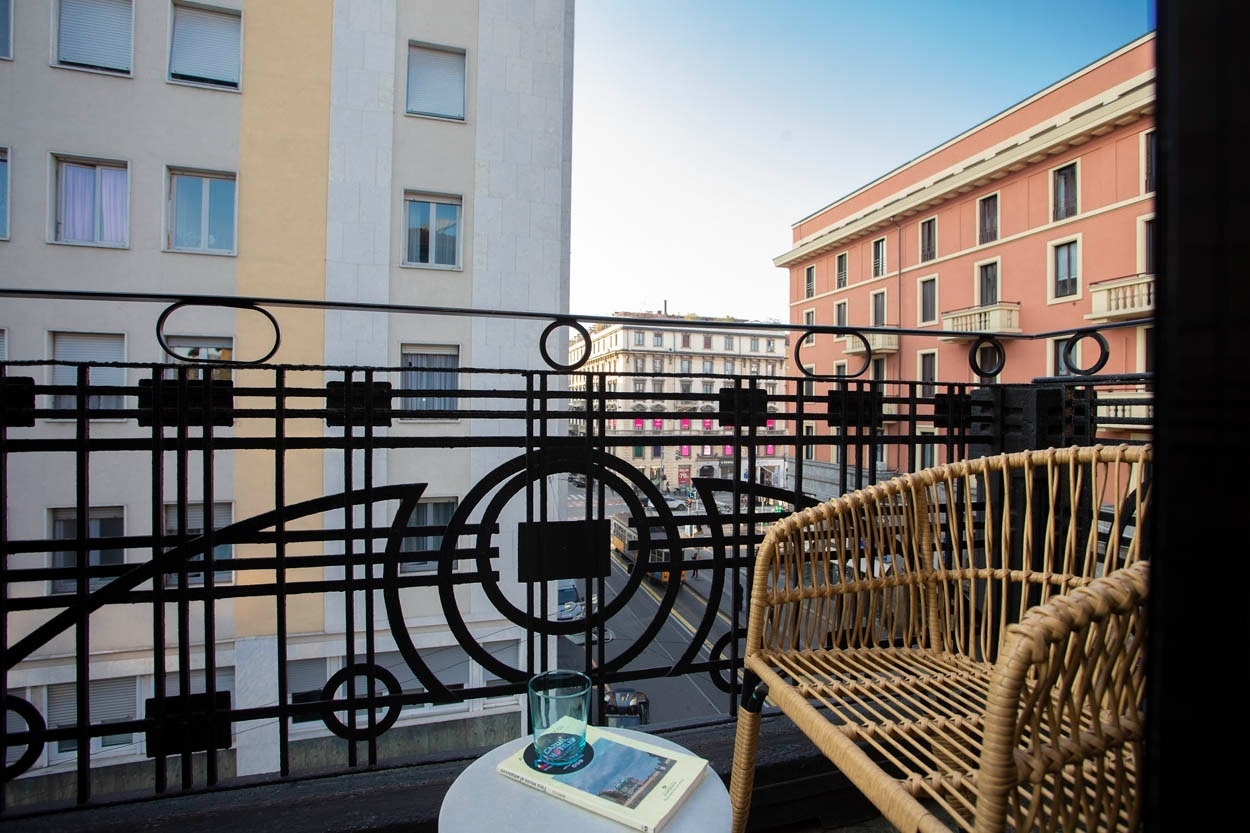 Balkon mit Rattansessel & Blick auf die Stadt – Casual Eclettico Milano, Hotel Mailand Nähe Bahnhof Centrale