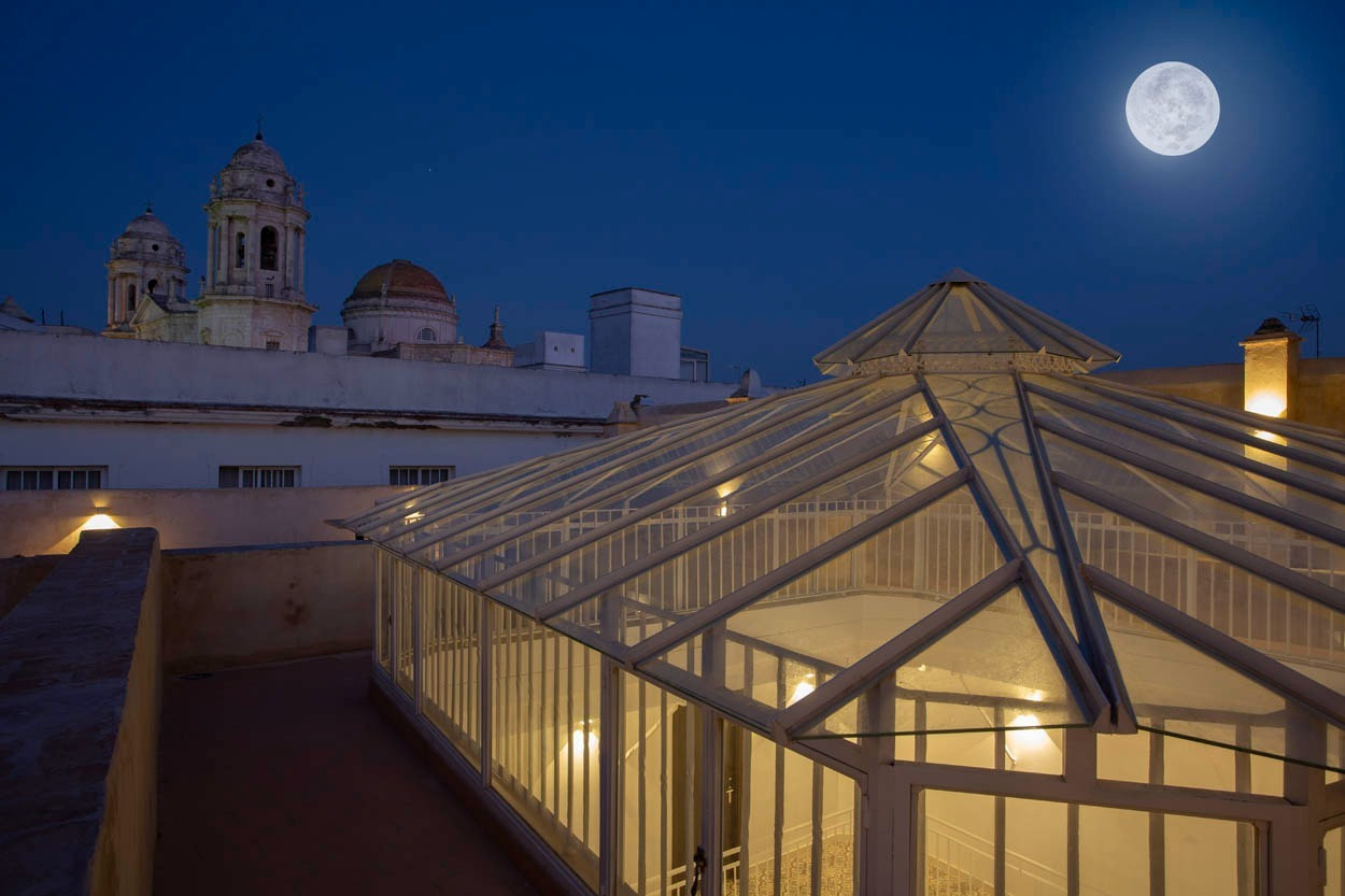 Vollmond über Casual con Duende Cádiz: Historisches Zentrum, charmantes Hotel im Zentrum von Cádiz.