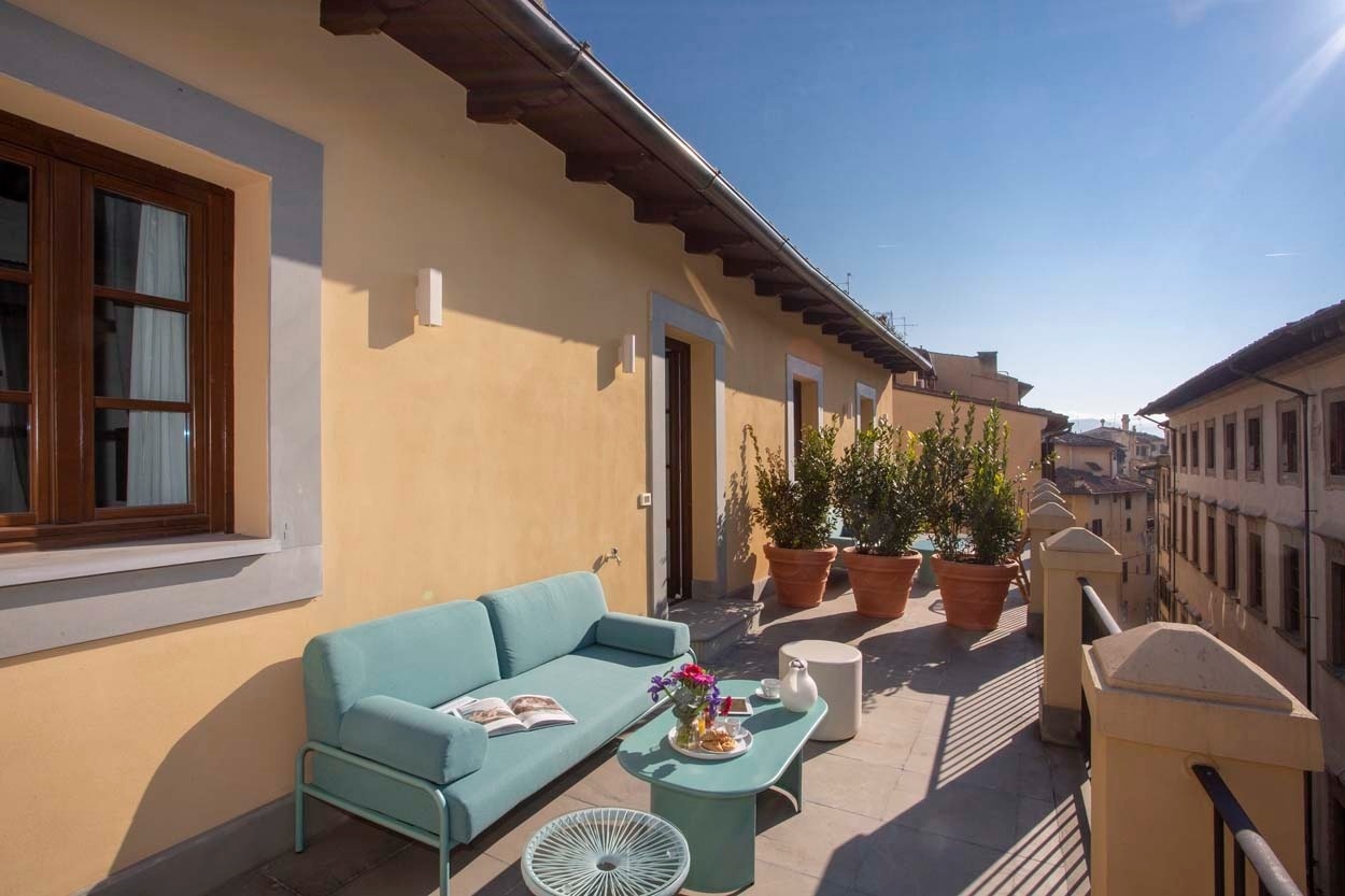 Entspannter Balkon mit Blick über Florenz. Casual Rinascimento Firenze.