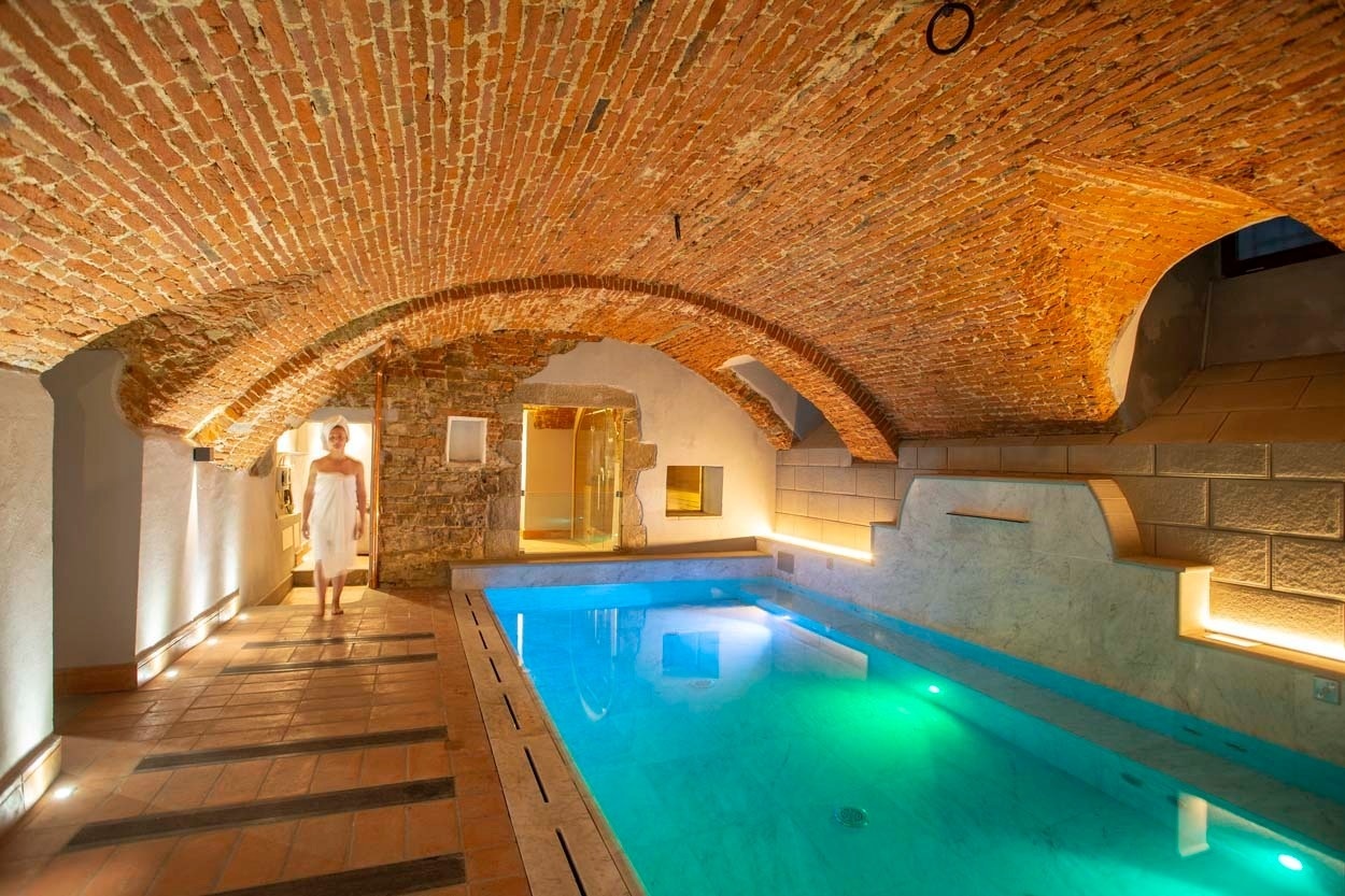 Eintauchen im Casual Rinascimento Firenze: Hotelpool mit Ziegelgewölbe.