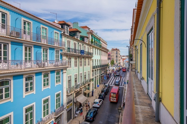 un edificio azul está al lado de un edificio amarillo