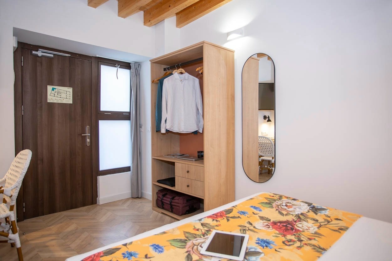 Holzschrank und Spiegel im Zimmer des Casual con Duende Cádiz – Hotel im Zentrum.