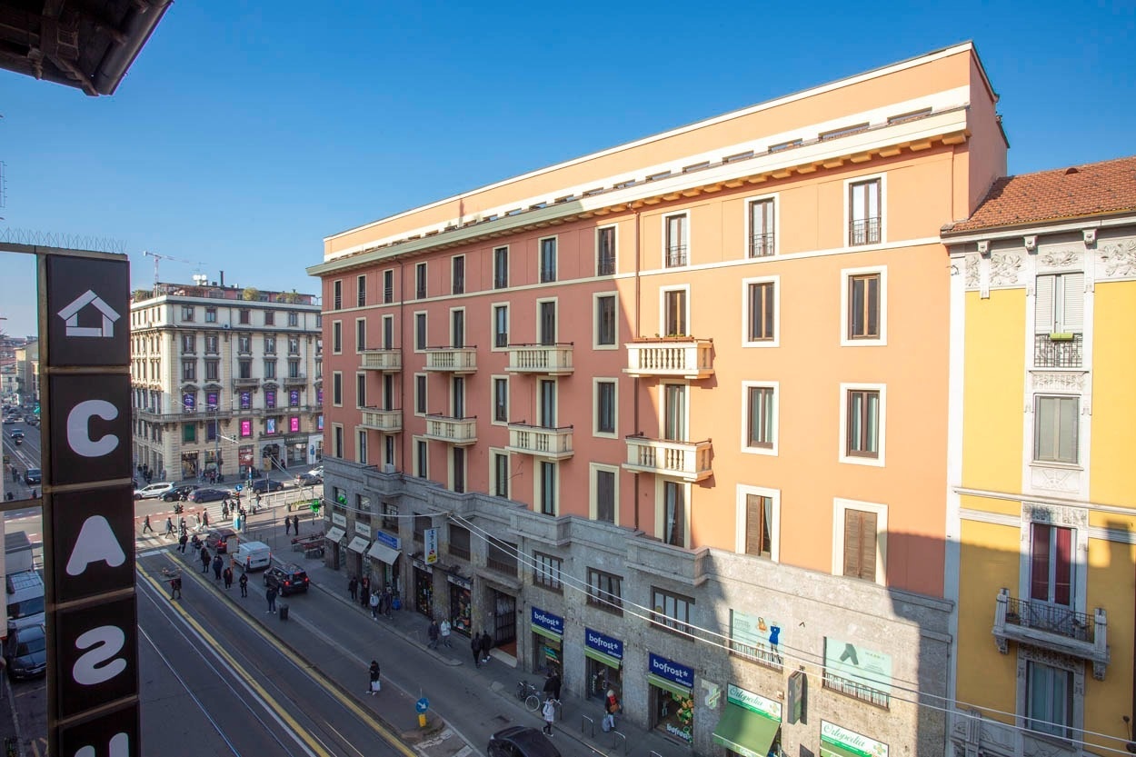 Außenansicht des Hotels Casual Eclettico Milano, in Bahnhofsnähe. Moderne Fassade mit Balkonen.