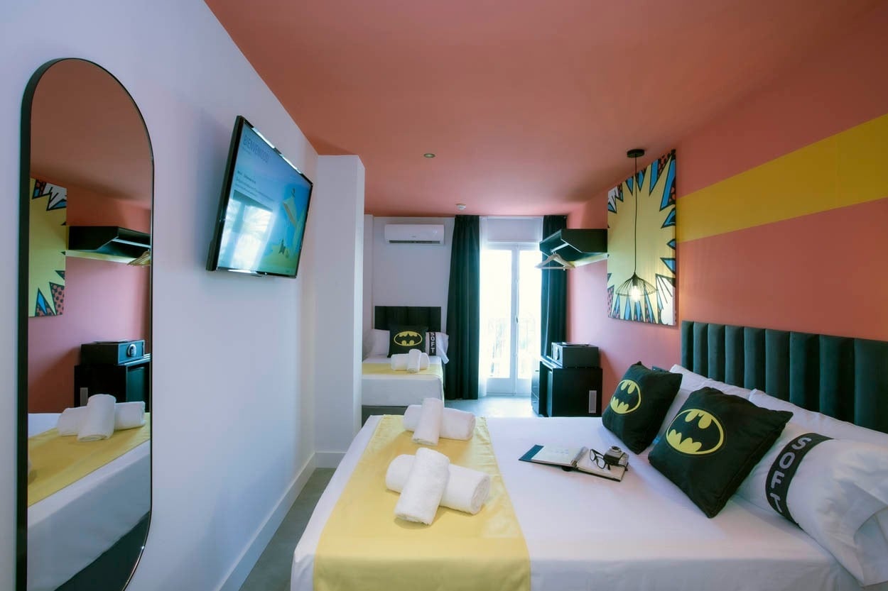 Gemütliches Zimmer im Casual Pop Art Benidorm mit Batman-Motiv & modernem Design.
