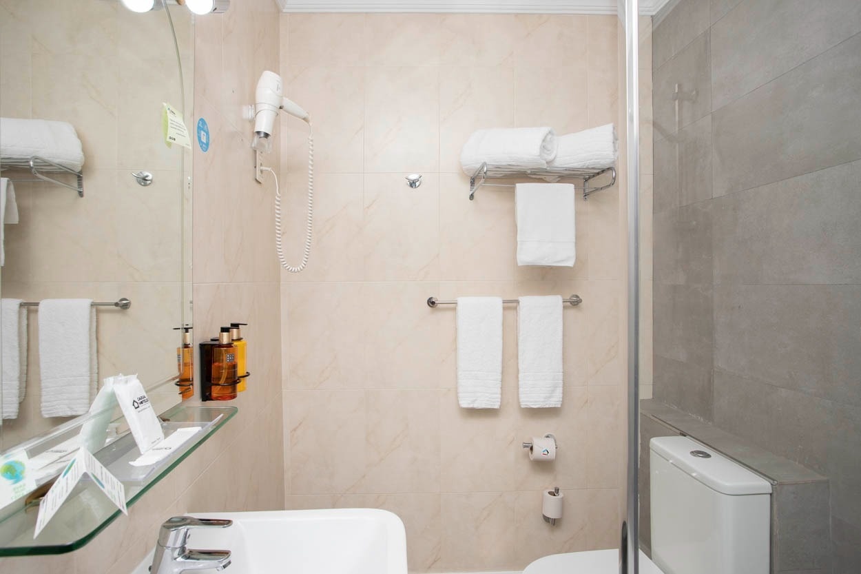 Badezimmer im Casual del Teatro Madrid: Dusche, Toilette & Waschbecken. Boutique-Hotel nahe der Gran Vía.