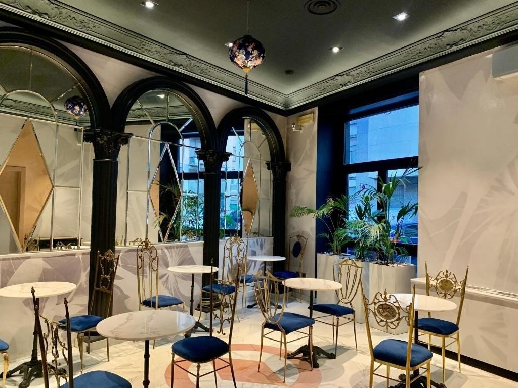 a room with a lot of tables and chairs