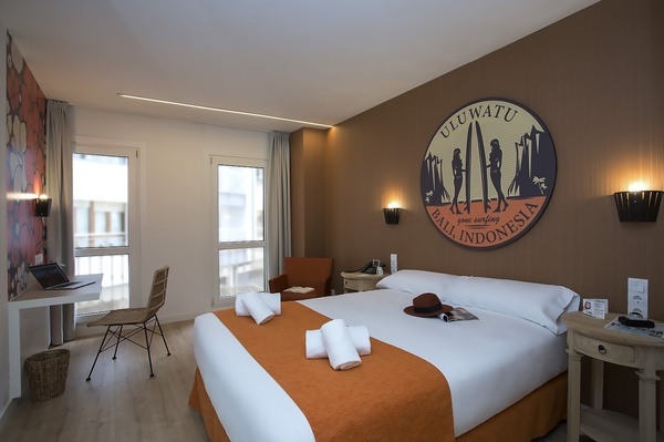 um quarto de hotel com uma cama e uma mesa
