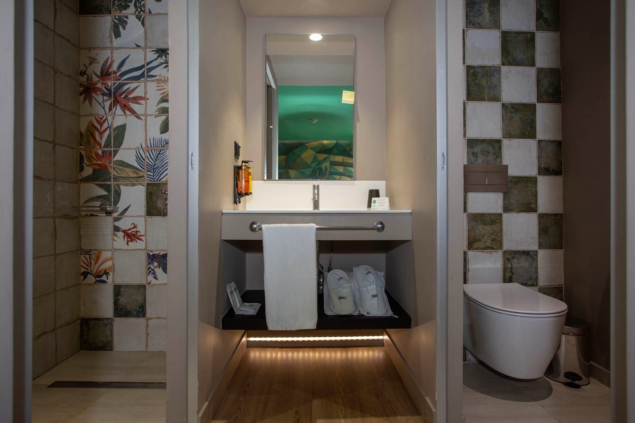 Modernes Badezimmer mit tropischen Fliesen, Waschbecken & Toilette – Casual Kubic Athens