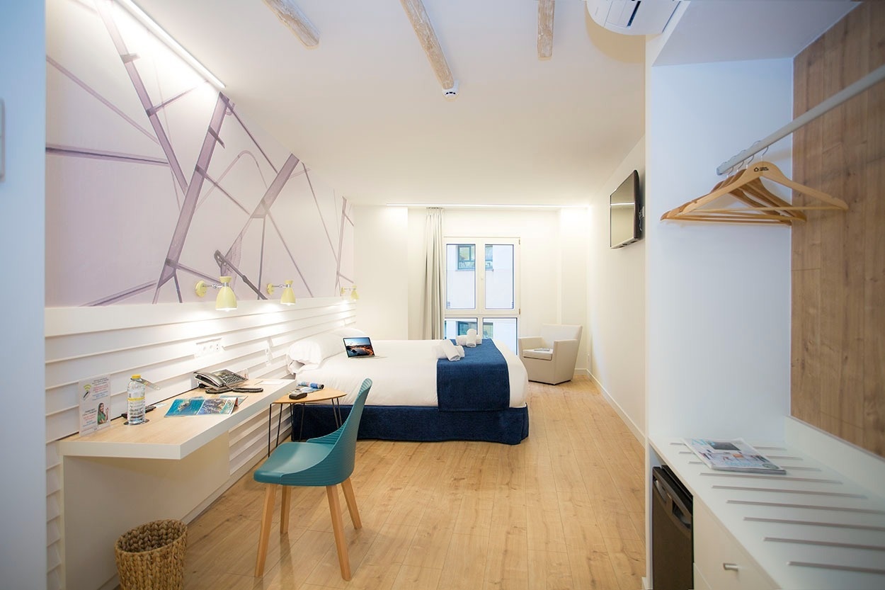 Modernes Doppelzimmer im Casual de las Olas San Sebastián, Casual Hoteles: Gemütlich und stilvoll.