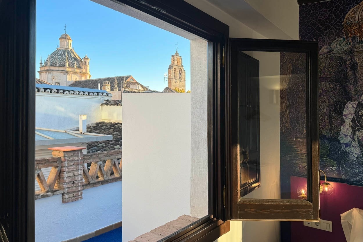 Casual Ilbira Granada: vistas a cúpula y campanario desde ventana abierta. Hotel boutique centro.