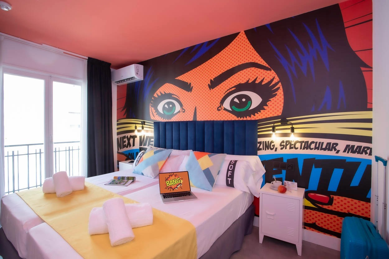 Casual Pop Art Benidorm - Hotelzimmer mit Pop-Art-Wandgemälden, 2 Betten und Comic-Stil-Akzenten.