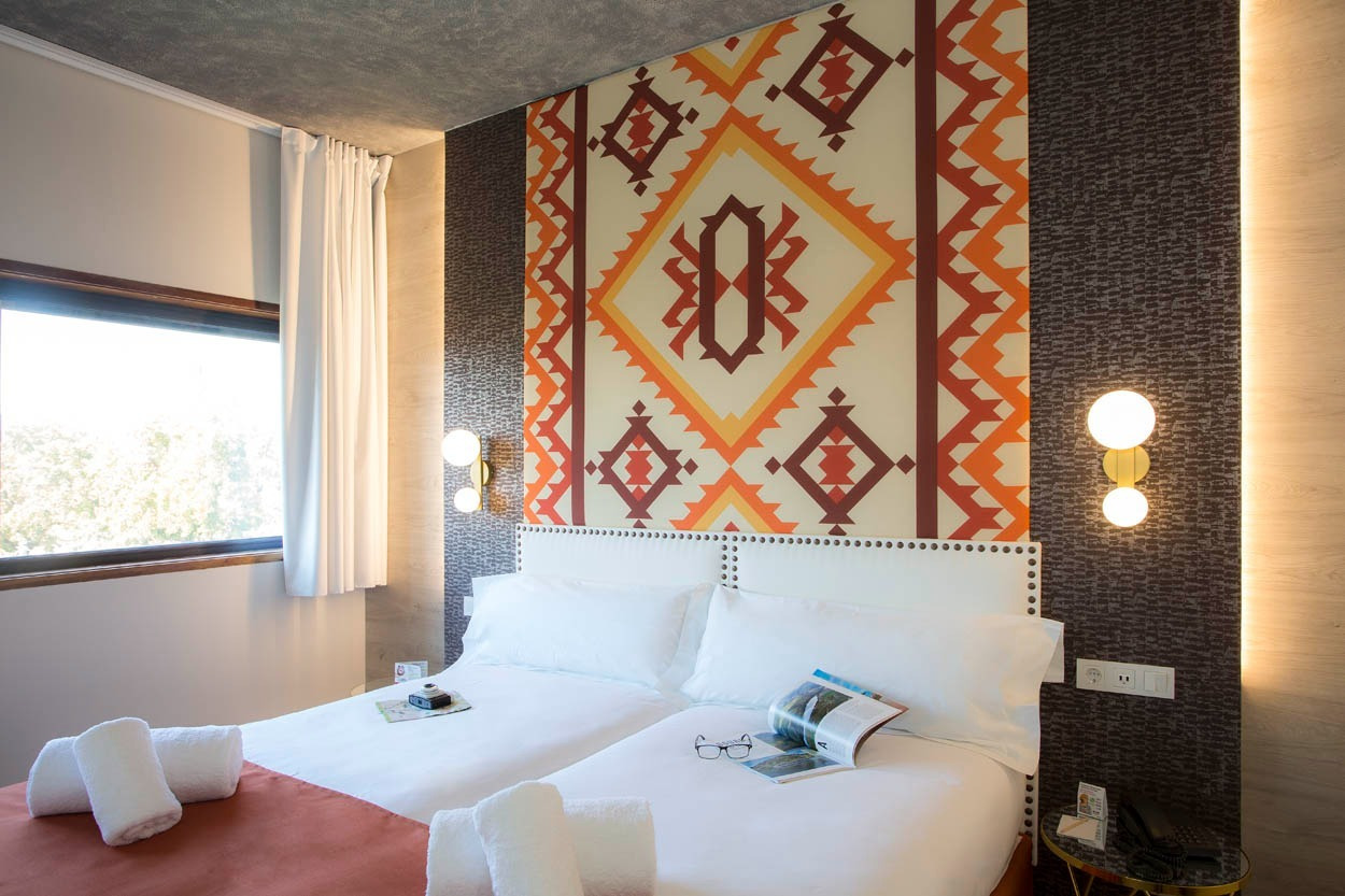 Modernes Hotelzimmer mit zwei Betten im Casual Inca Porto – Zentrales Hotel in Porto