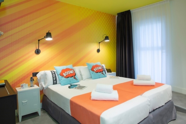 una habitación con una cama y dos almohadas que dicen boom