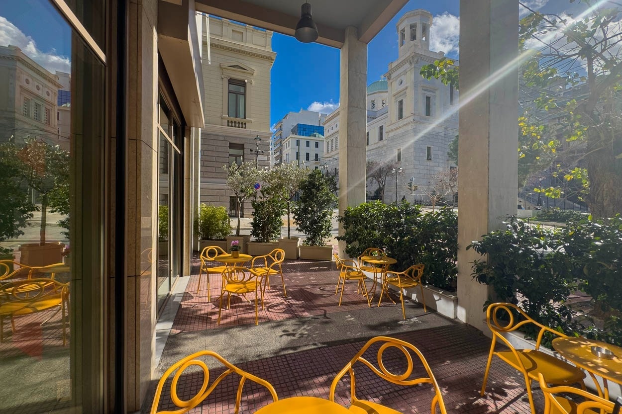 Entspanntes Outdoor-Lounge-Ambiente im Casual Kubic Athens – Ihr Smart Hotel im Zentrum von Athen.