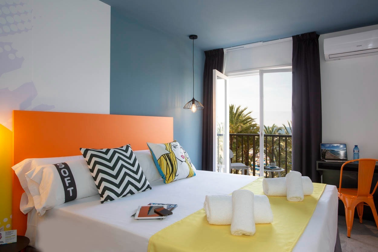 Modernes Hotelzimmer mit Pop-Art-Akzenten, Blick auf Benidorm: Casual Pop Art Benidorm