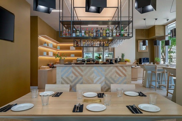 een restaurant met tafels en stoelen en een bar