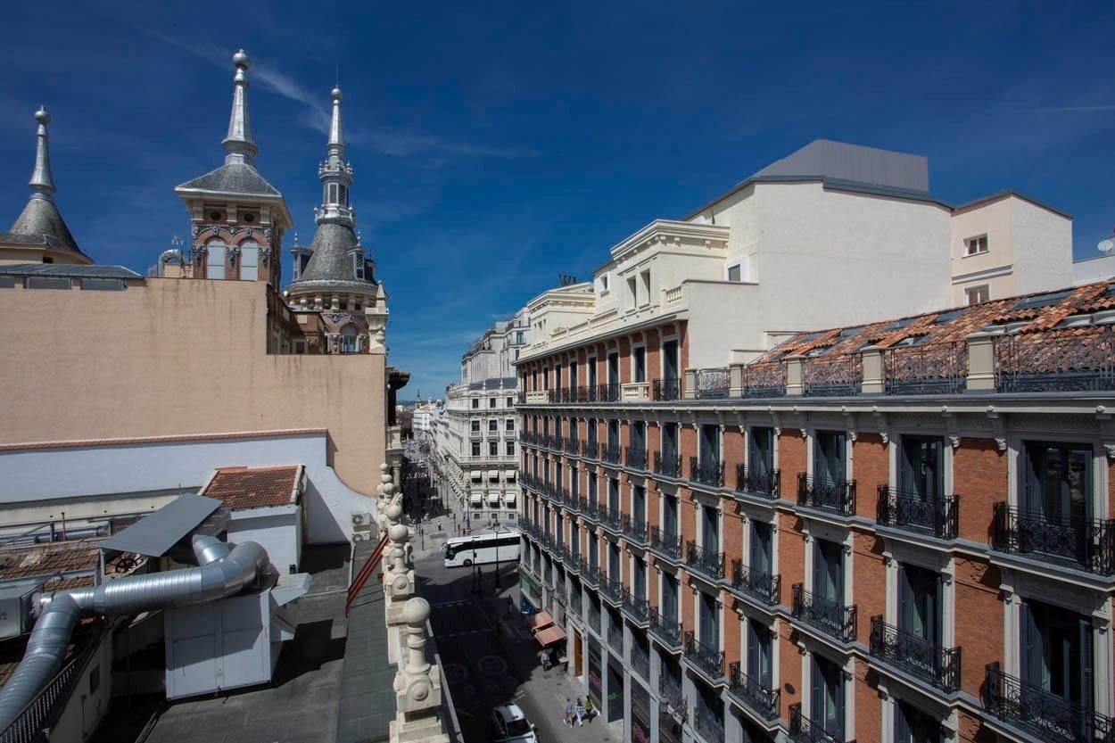 Blick auf die Gran Vía von Casual del Teatro Madrid: Boutique-Hotel mit historischer Architektur und charmanten Fassaden.