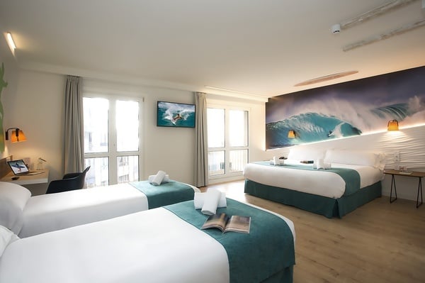 um quarto de hotel com duas camas e uma tv