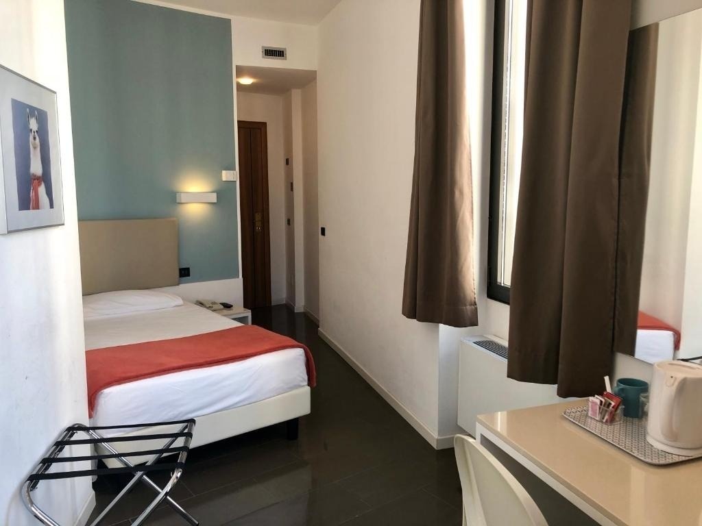 une chambre d' hôtel avec un lit et une table