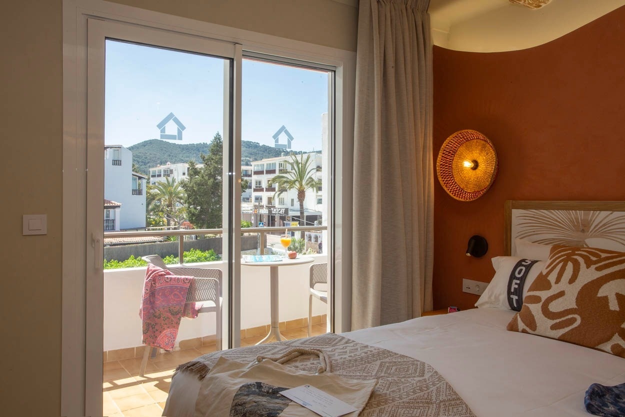 Balcon spacieux avec vue sur la ville à Casual Bahía Ibiza - Hôtel près de la plage à Ibiza