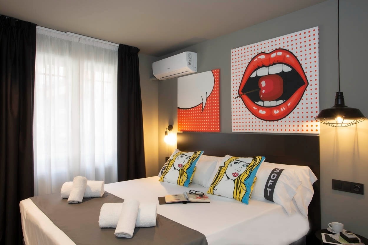 Casual Pop Art Benidorm - Hotel mit Pop-Art-Deko und rotem Mund-Motiv.