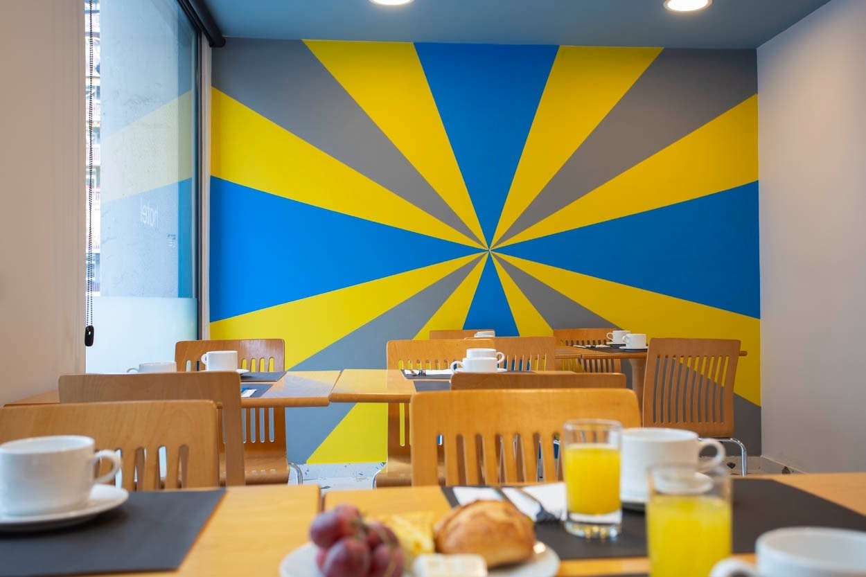 Gezellige ontbijtruimte met zonnig muurschilderij, Casual Colours Barcelona - Hotel in de buurt van Sants in Barcelona | Casual Hoteles.