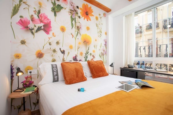 una cama en una habitación con una almohada que dice soft