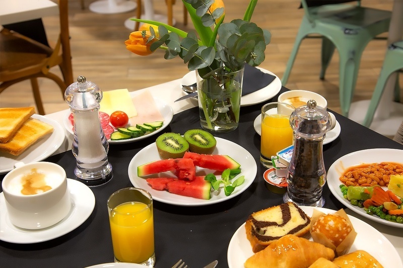 une table remplie de plats de nourriture et de jus d' orange