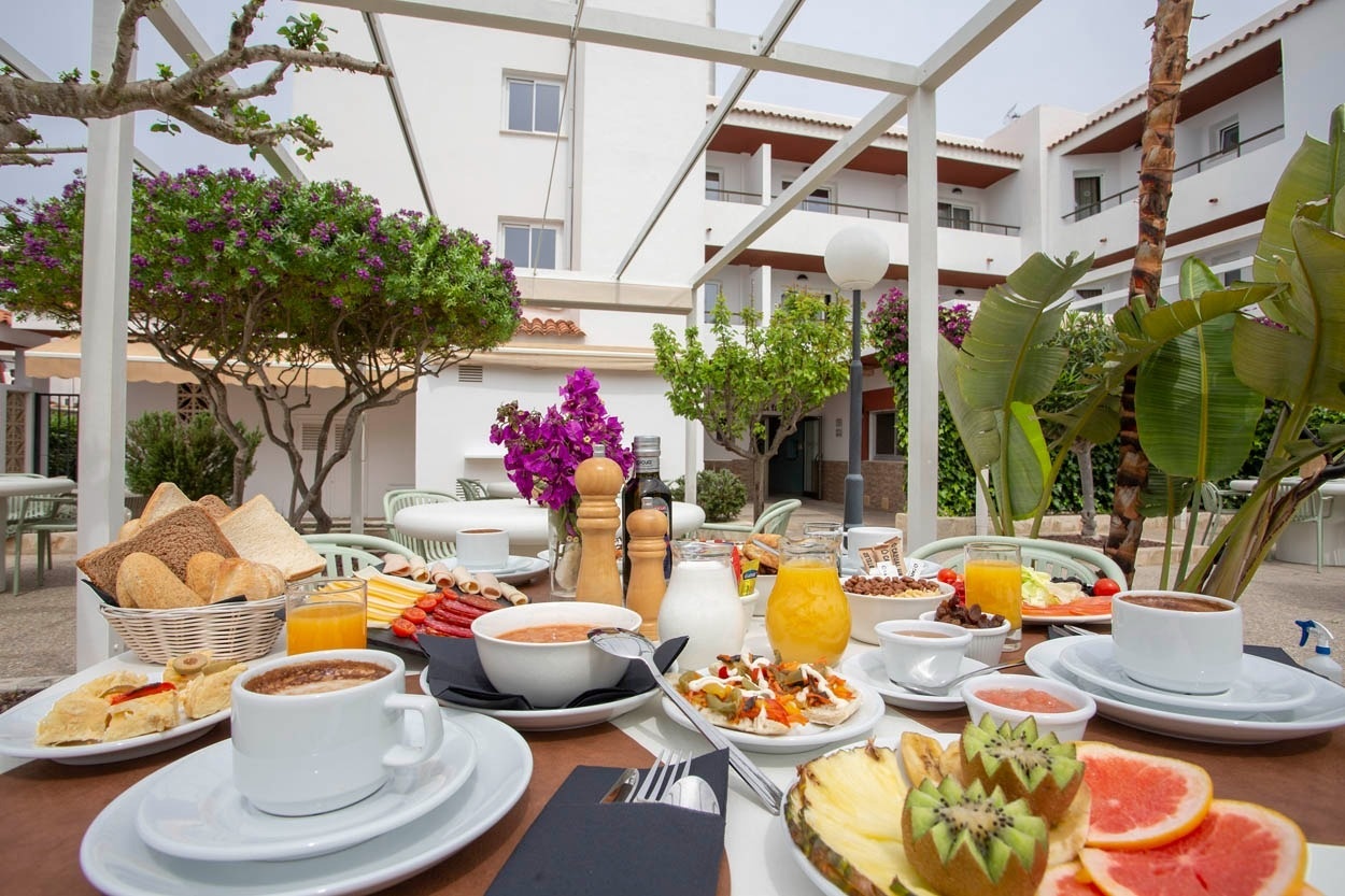 Petit-déjeuner à Casual Bahía Ibiza, hôtel proche de la plage. Fruits frais, pains et café. Idéal pour un séjour détendu.