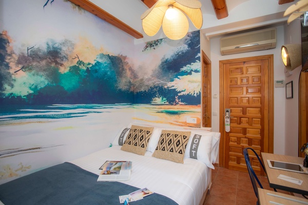 una habitación con una cama y una pintura en la pared que dice scott