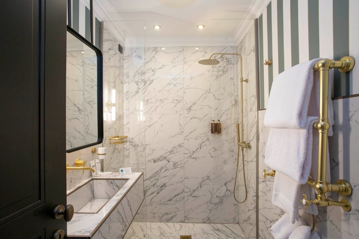 Elegantes Marmorbad mit Duschkabine und Messingarmaturen im Casual Eclettico Milano - Hotel Mailand.