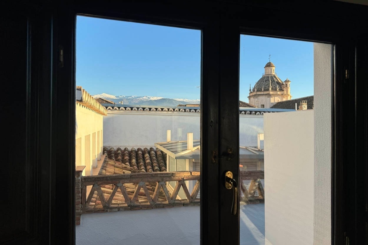 Vista desde Casual Ilbira Granada: Balcón con vistas a la Alhambra y Sierra Nevada.