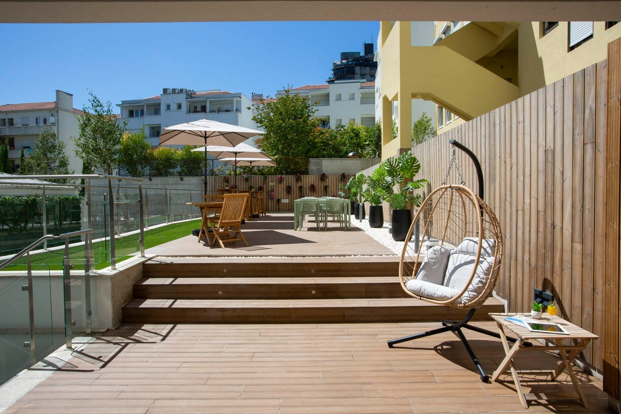 Terrazza Casual Raízes Porto: relax con altalena e tavolino, vicino a Santa Catarina.