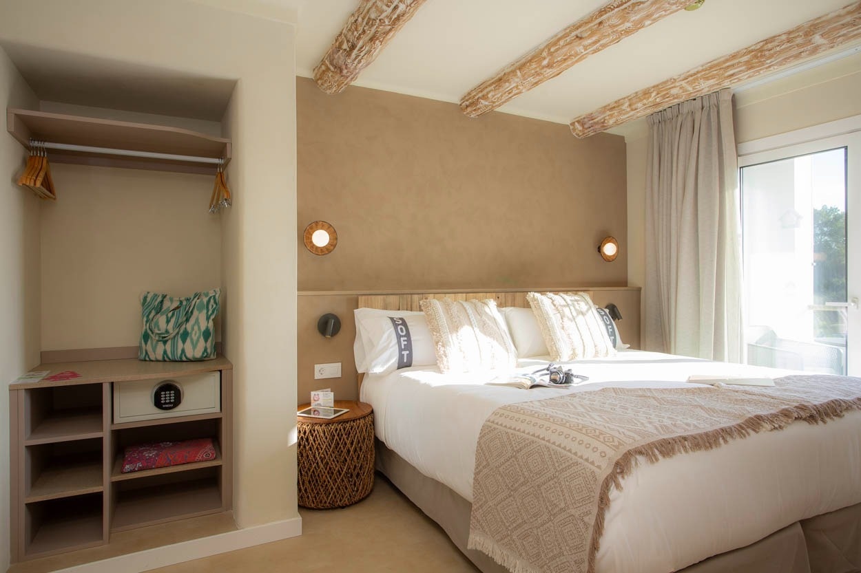 Chambre Casual Bahía Ibiza avec lit confortable et décoration naturelle, près de la plage.