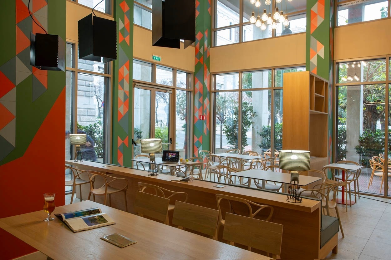 Entspannter Speisesaal im Casual Kubic Athens mit bequemen Sitzgelegenheiten und stilvollem Dekor. Ein Smart Hotel im Zentrum von Athen.