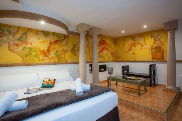 una habitación con una cama y una computadora portátil