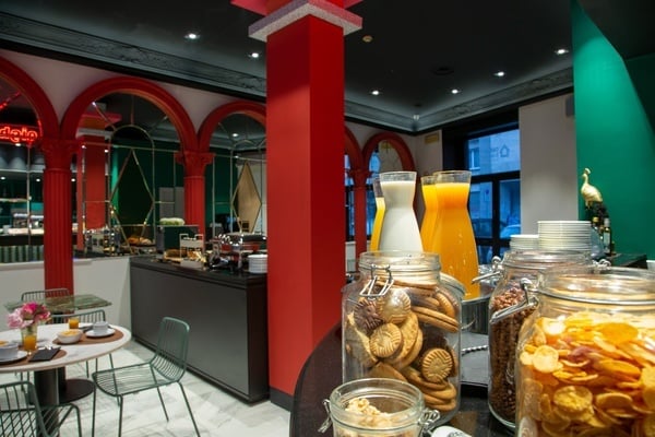 algunos frascos de comida están sobre una mesa en un restaurante