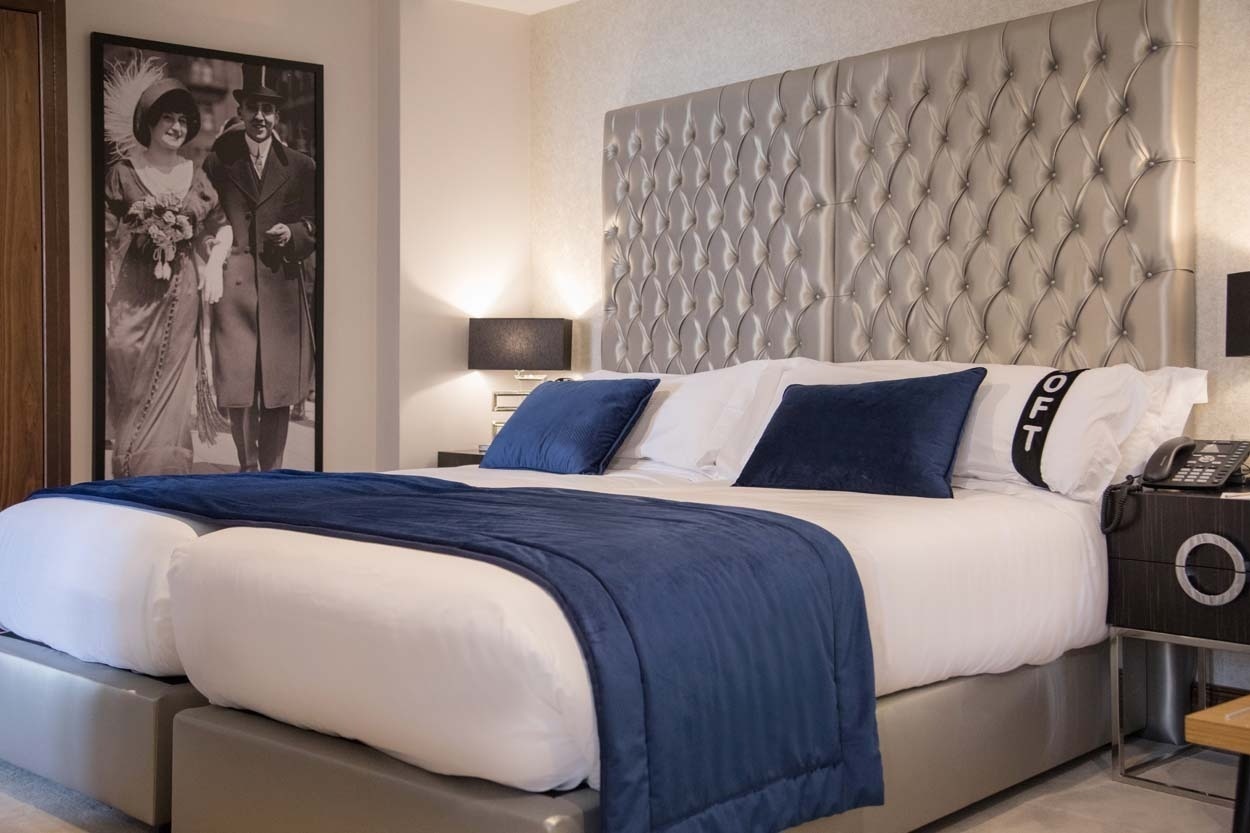 Elegantes Zimmer im Casual Belle Époque - Boutique-Hotel Lissabon, mit Kunst und Luxus.