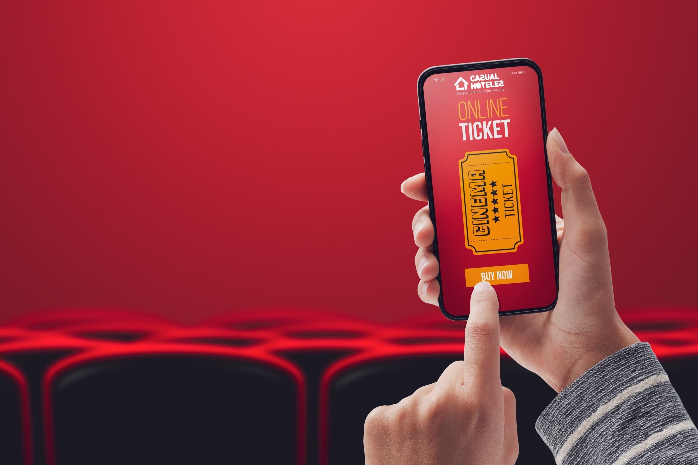 una persona sostiene un teléfono inteligente con un boleto de cine en la pantalla